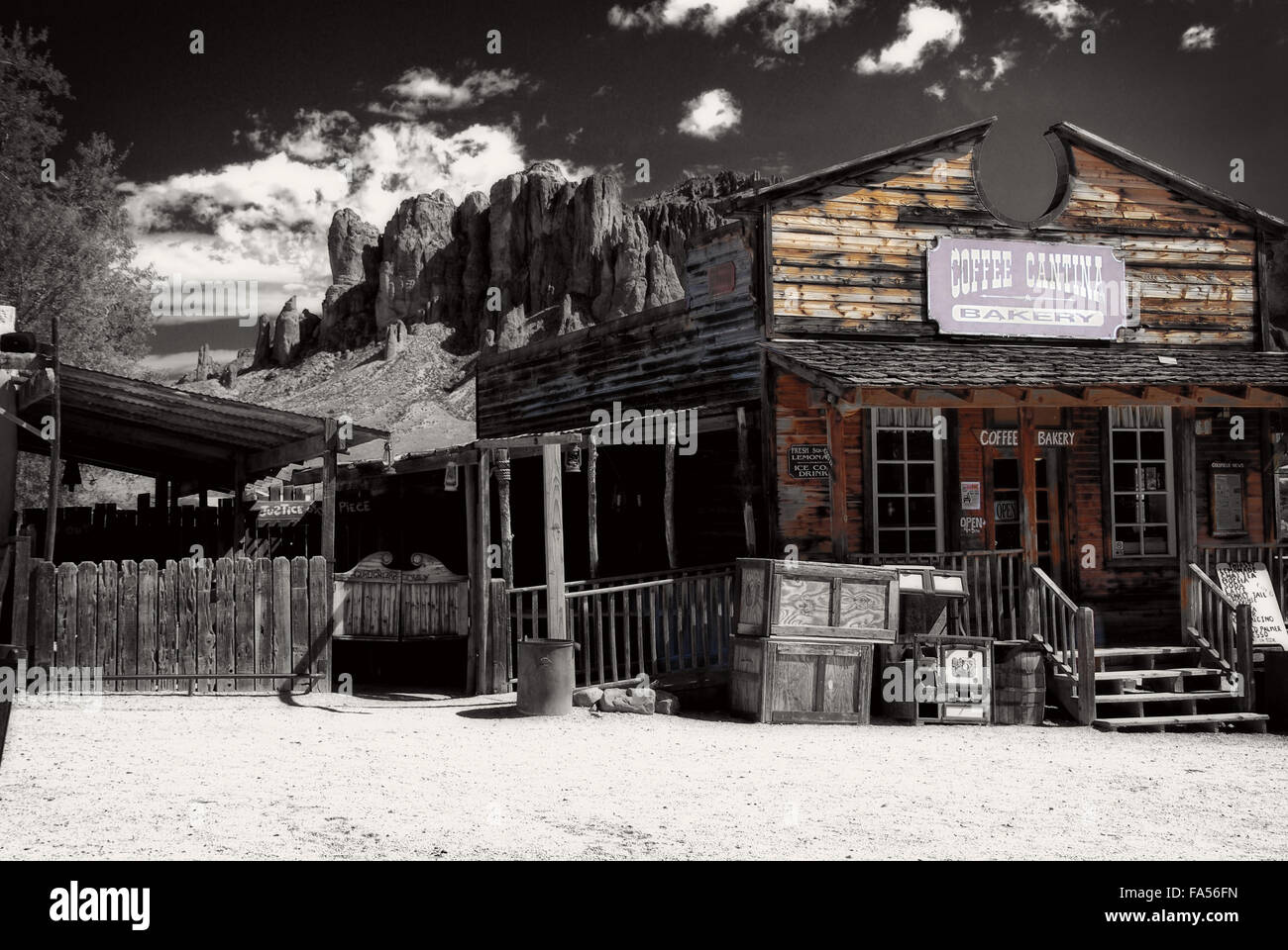 1880 Mercantile Store au pied de Dutchman's Superstition Mountains Banque D'Images