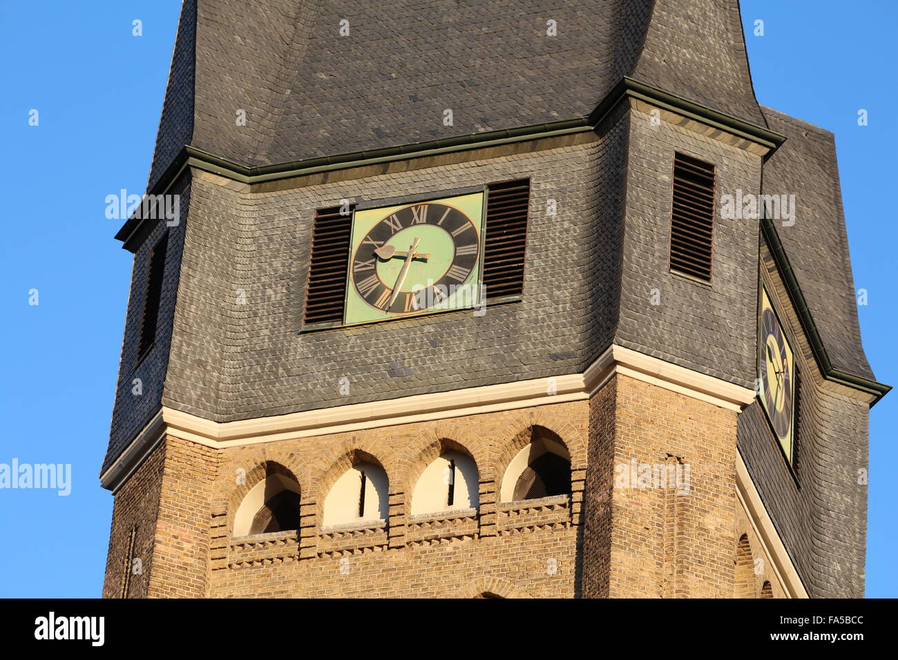 Église avec watch, Bonn, Allemagne, église St Nikolaus Banque D'Images