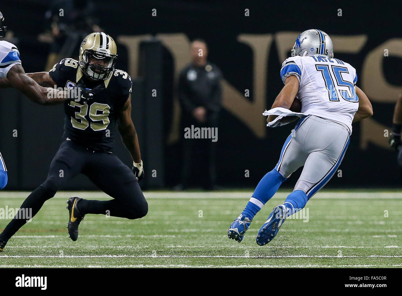 La Nouvelle-Orléans, Louisiane, Etats-Unis. Dec 21, 2015. Detroit Lions wide receiver Golden Tate (15) échappe à l'attaquer de New Orleans Saints Brandon Browner évoluait (39) pendant le jeu entre les New Orleans Saints et les Lions de Détroit à la Mercedes-Benz Superdome de New Orleans, LA. Stephen Lew/CSM Crédit : Cal Sport Media/Alamy Live News Banque D'Images