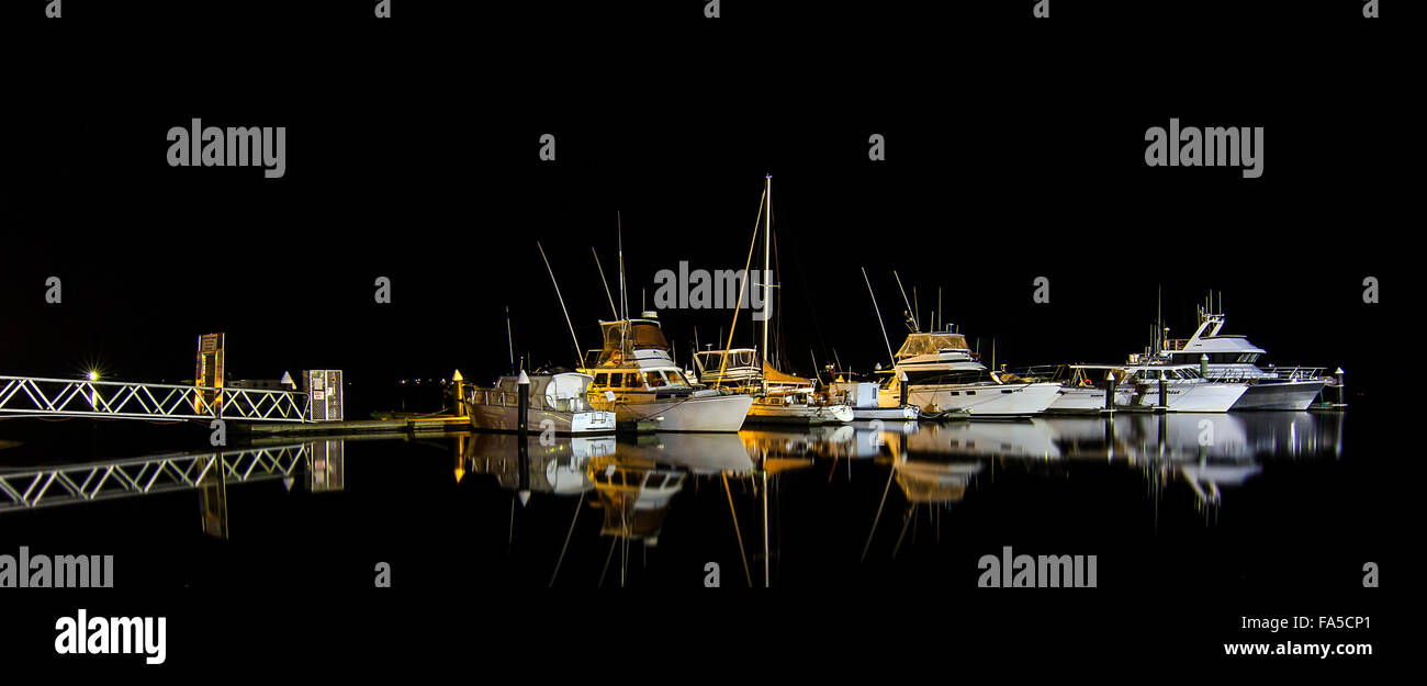 Bateaux dans un port de plaisance dans la nuit Banque D'Images