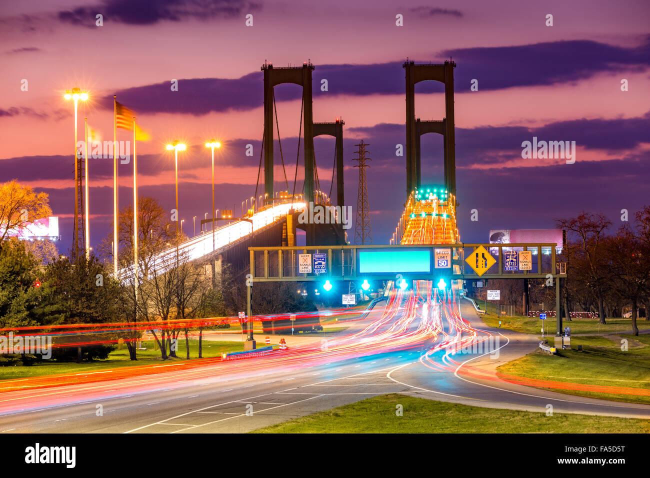 Sentiers de la circulation sur le Delaware Memorial Bridge au crépuscule. Banque D'Images