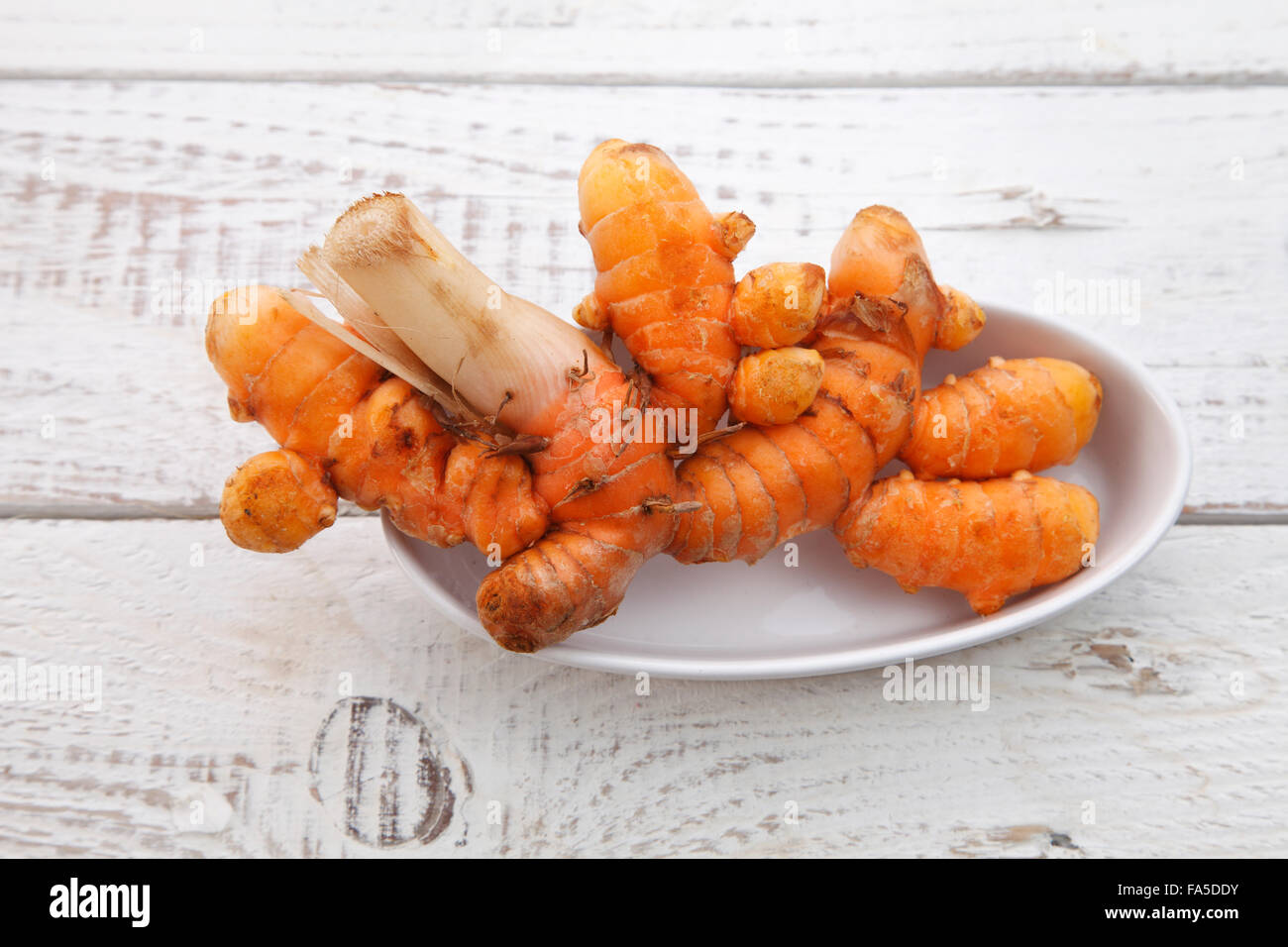 Le curcuma isolé en fond blanc Banque D'Images