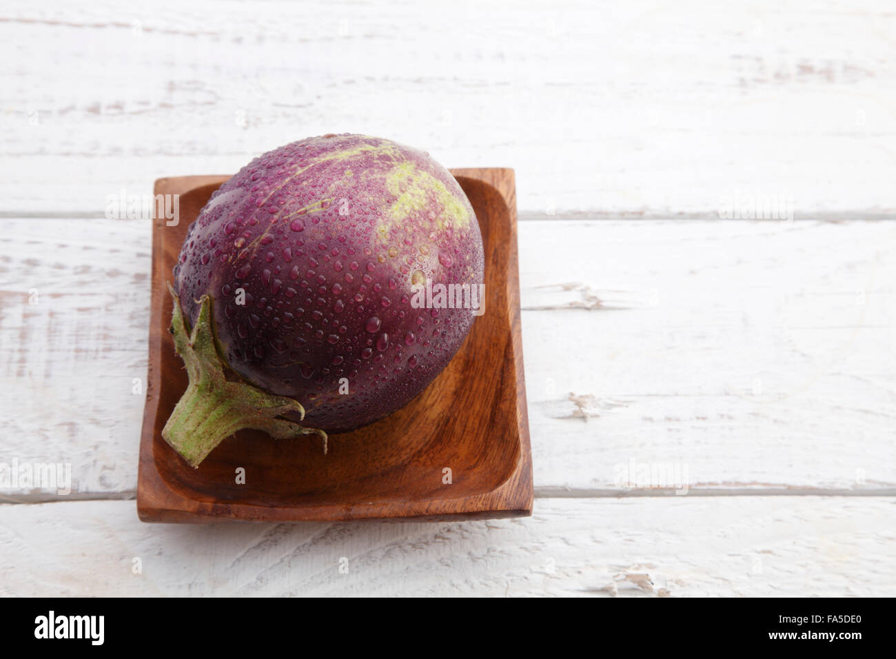 Vue du haut de l'aubergine avec de l'eau goutte Banque D'Images