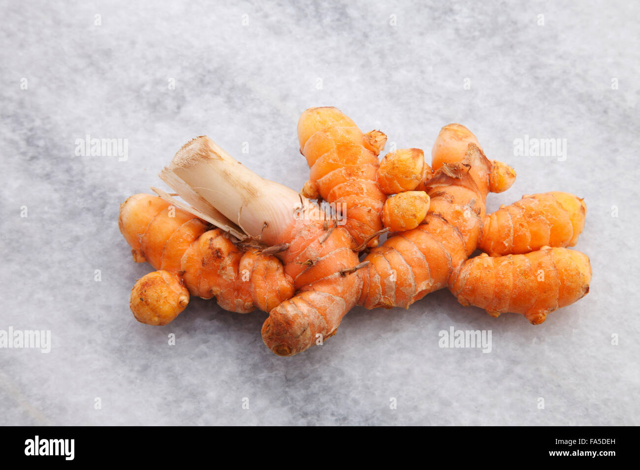 Le curcuma isolé en fond blanc Banque D'Images