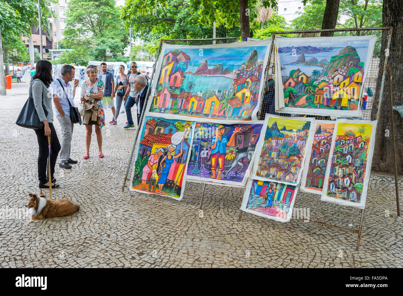 RIO DE JANEIRO, Brésil - 25 octobre 2015 : Regard sur les acheteurs d'art présentées à la piscine en plein air juste Hippie à Ipanema. Banque D'Images