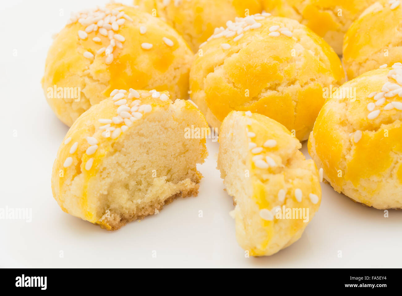 Mooncake en spirale de Pandan dans mini jaune plaque blanche Banque D'Images