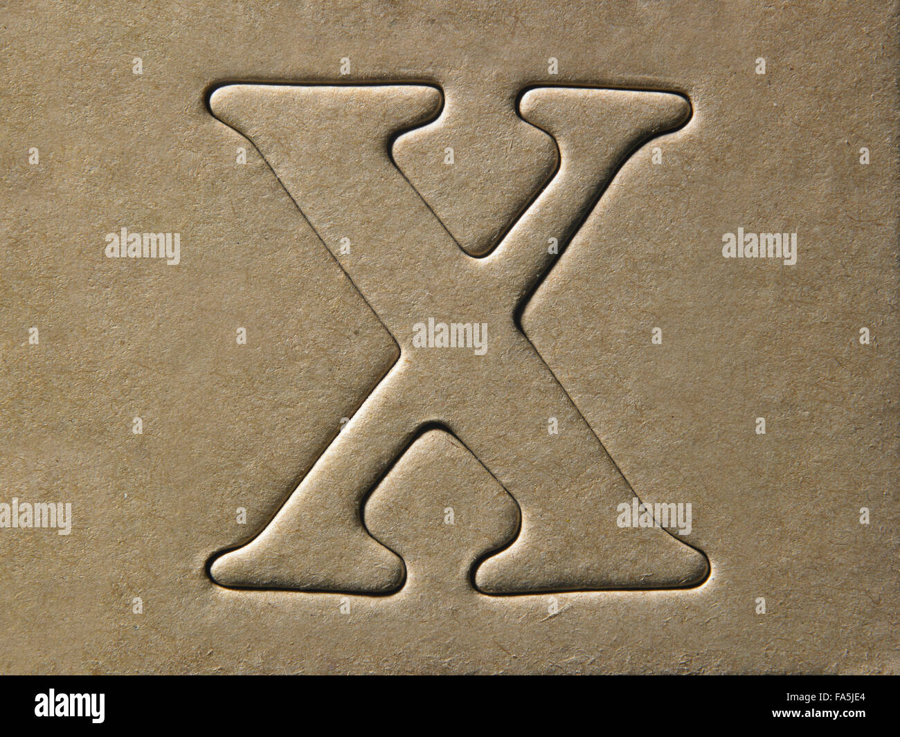 Die cut alphabet x sur la carte marron Banque D'Images