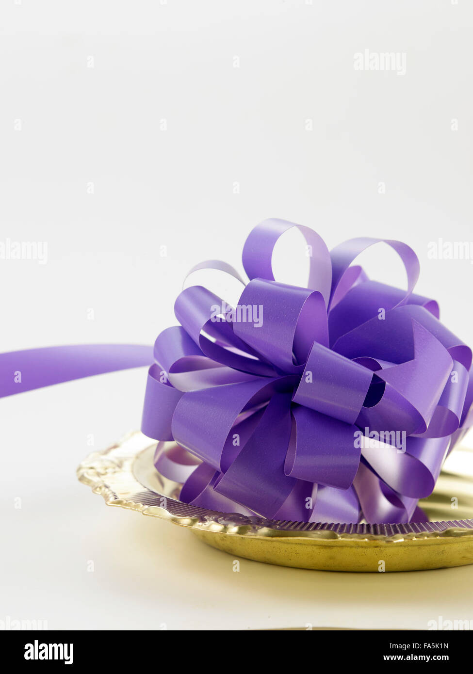 Cérémonie d'ouverture de ce concept - Purple Ribbon bow sur la plaque d'or Banque D'Images