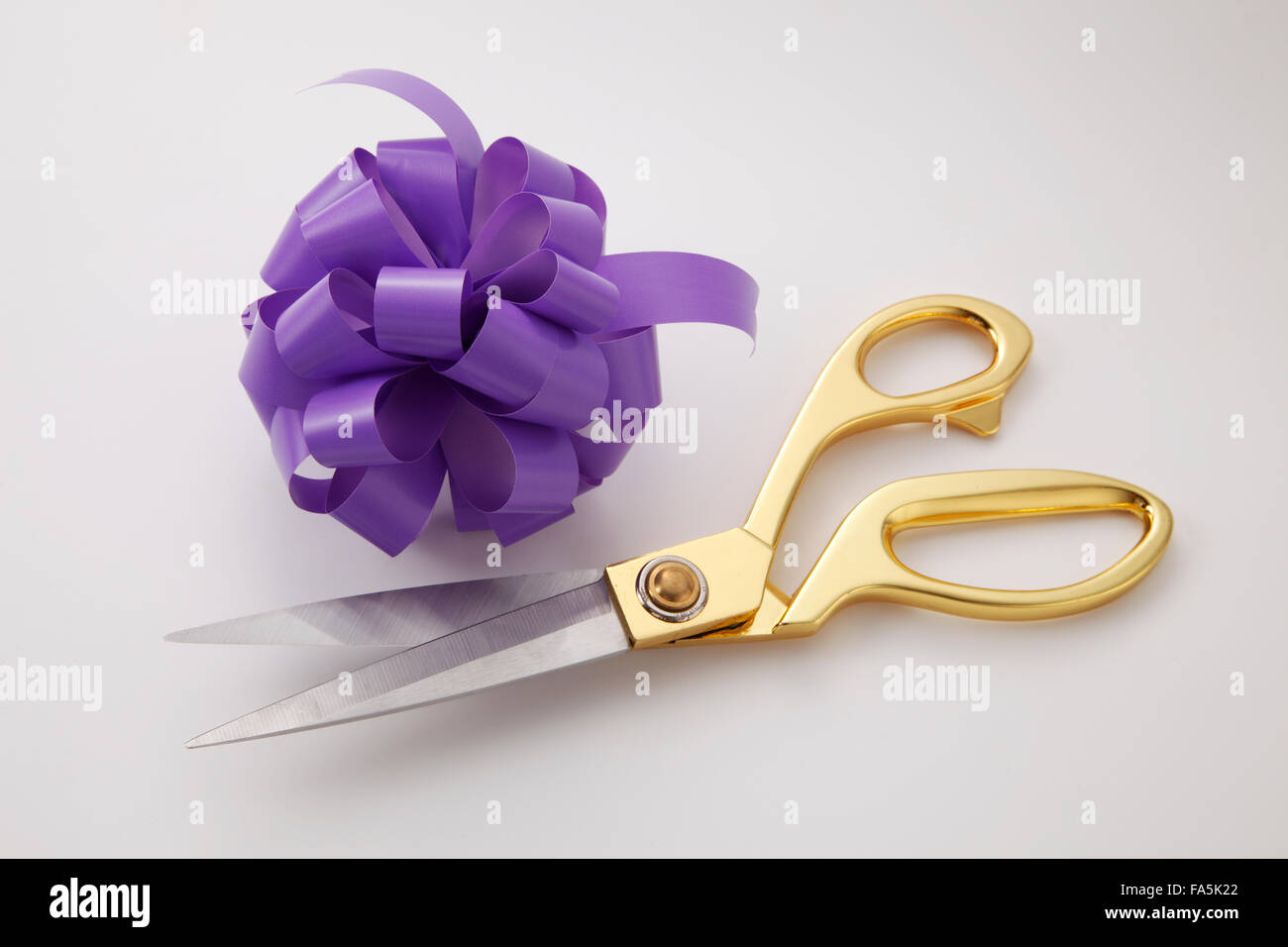 Cérémonie d'concepet ruban violet des arcs et des ciseaux d'or Banque D'Images