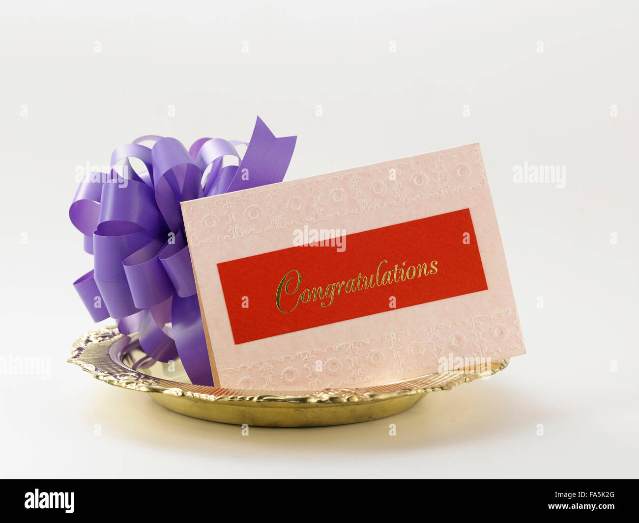 Purple Ribbon bow et une carte d'congraturation Banque D'Images