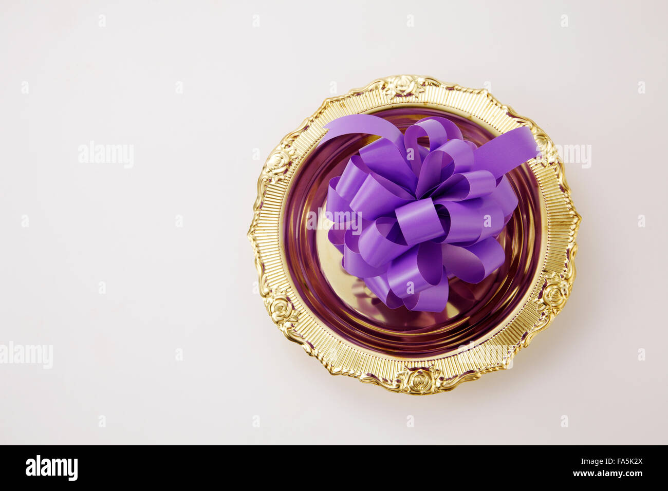 Cérémonie d'ouverture de ce concept - Purple Ribbon bow sur la plaque d'or Banque D'Images