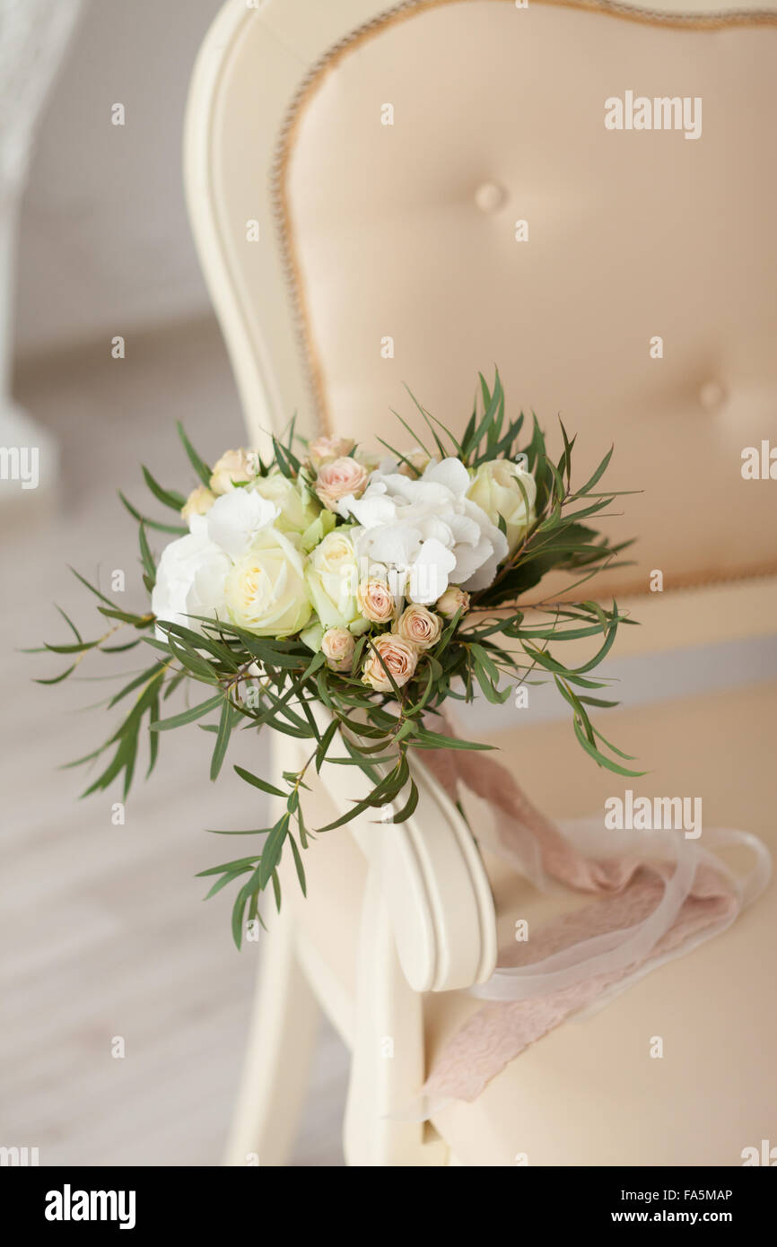 Bouquet de mariée beige de pivoines dans un intérieur sur un canapé Banque D'Images Bouquet de mariée beige de pivoines dans un intérieur sur un canapé Banque D'Images