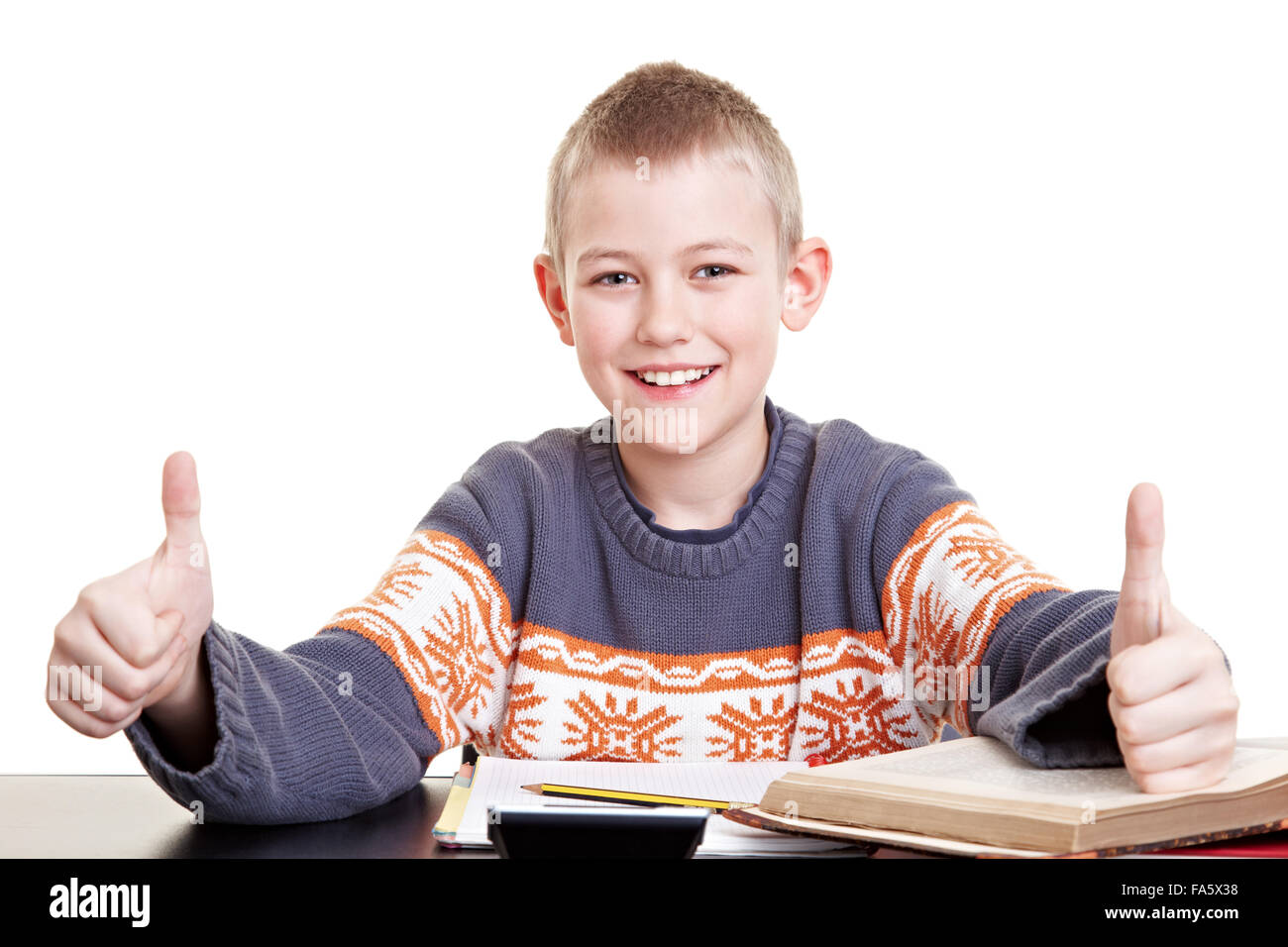 Garçon avec succès à l'école en tenant les deux pouces vers le haut Banque D'Images