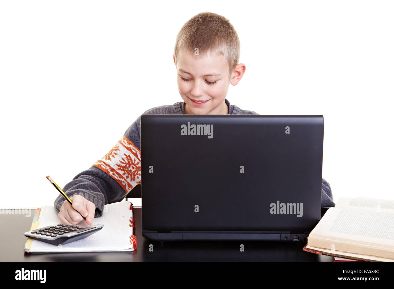 Garçon assis diligent à 24 faire ses devoirs et travailler avec coffre Banque D'Images