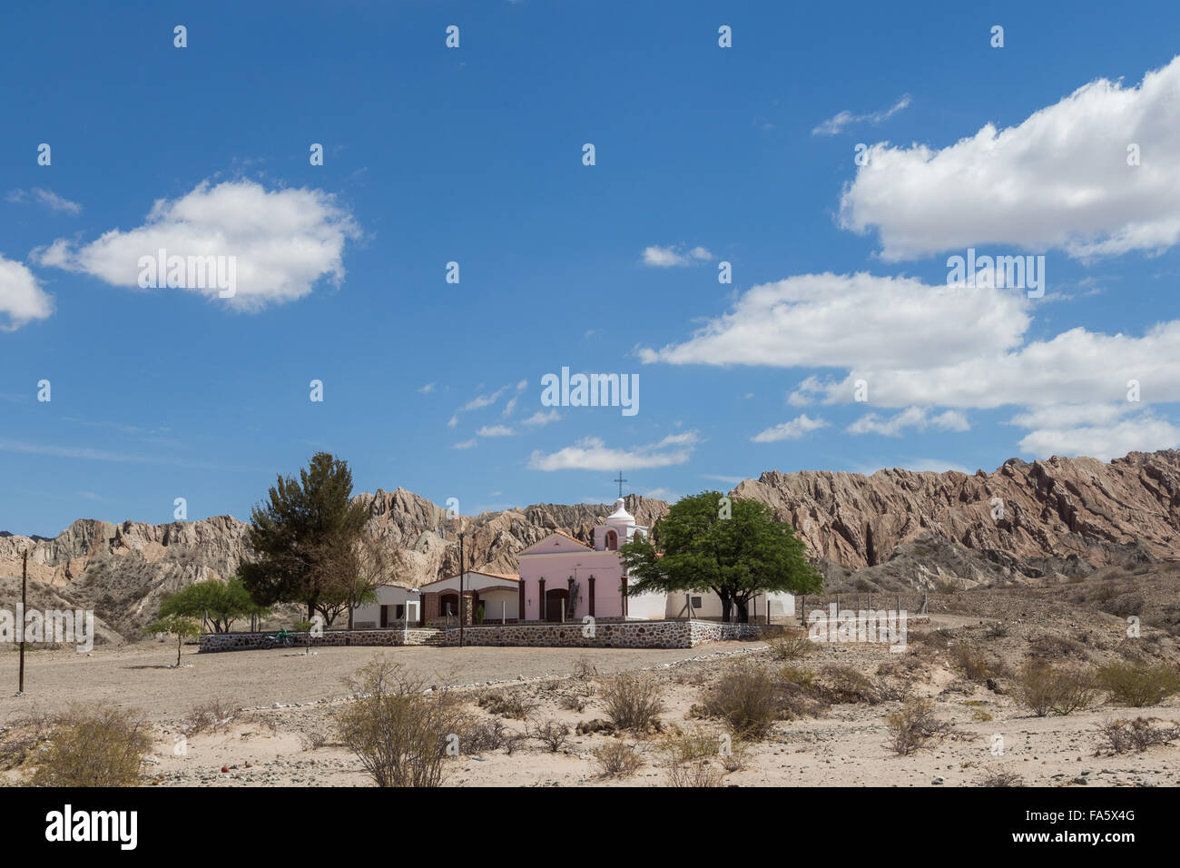 Photographie d'une petite église sur la route 40 dans le nord-ouest de l'Argentine. Banque D'Images