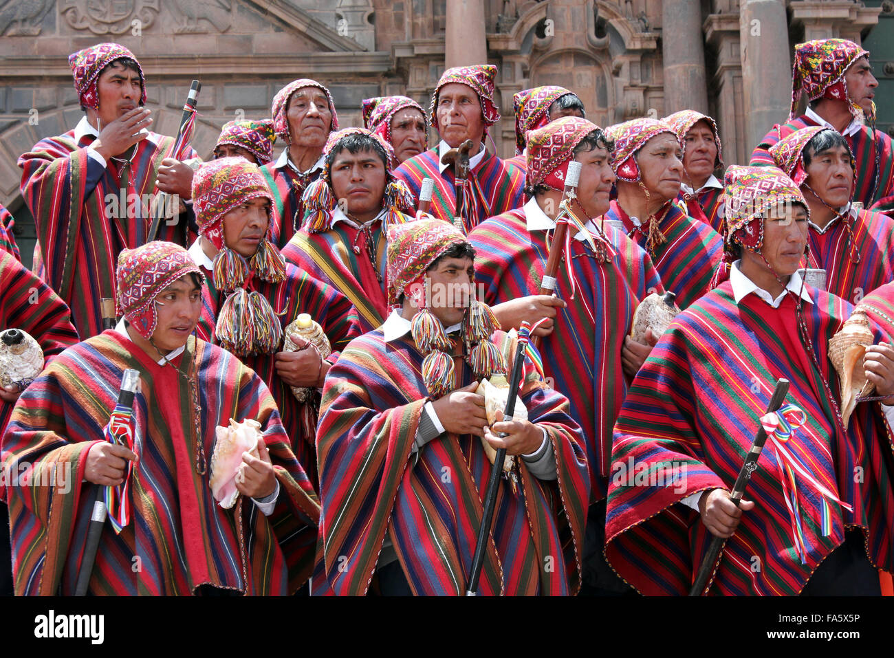 Les hommes en costume traditionnel Péruvien avec Conques Banque D'Images