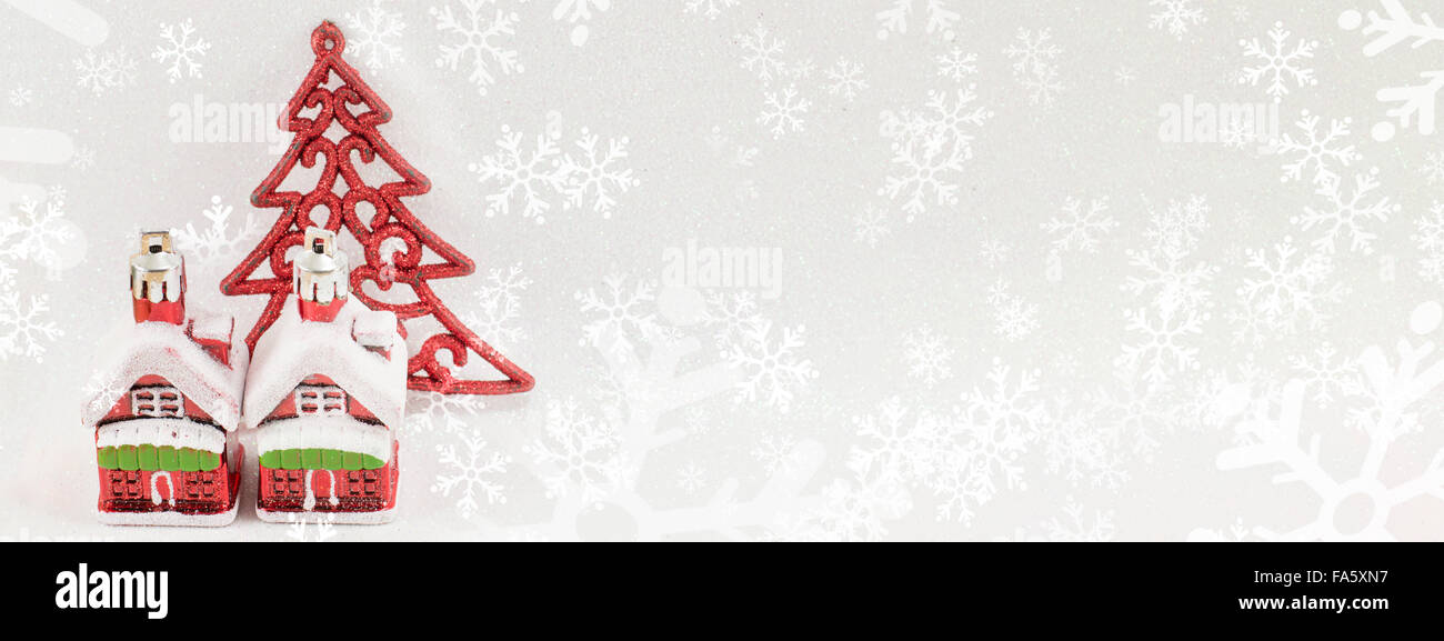 Décoration d'arbre de Noël rouge sur fond argenté brillant Banque D'Images