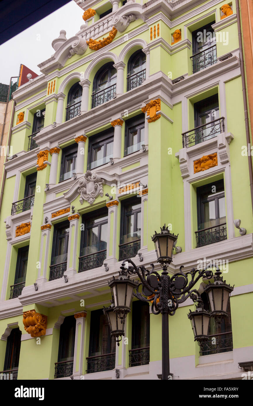 Maisons colorées typiques de la ville de Cuenca, Espagne Banque D'Images