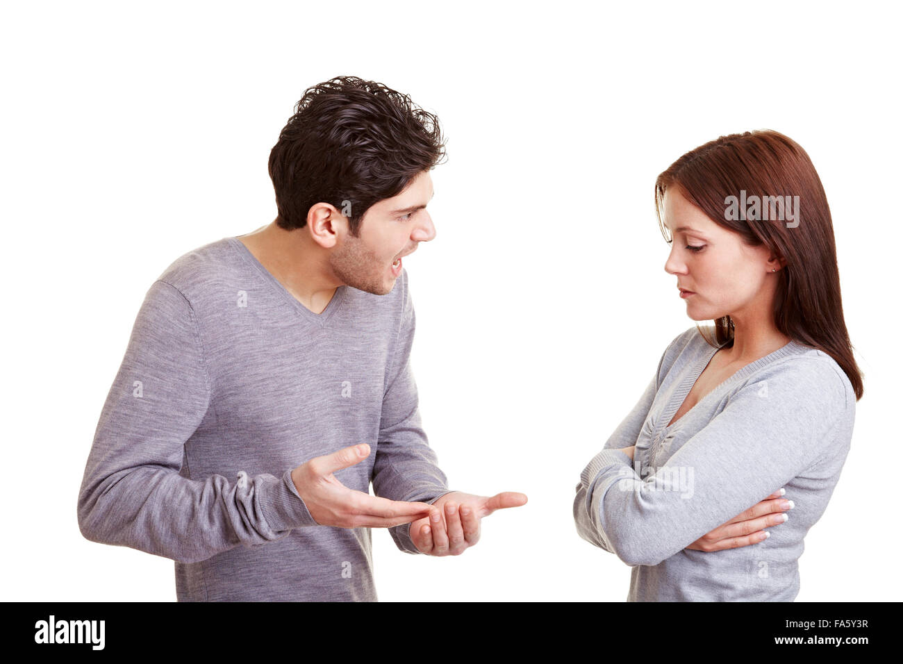 Homme en colère crier des insultes à sa petite amie Banque D'Images