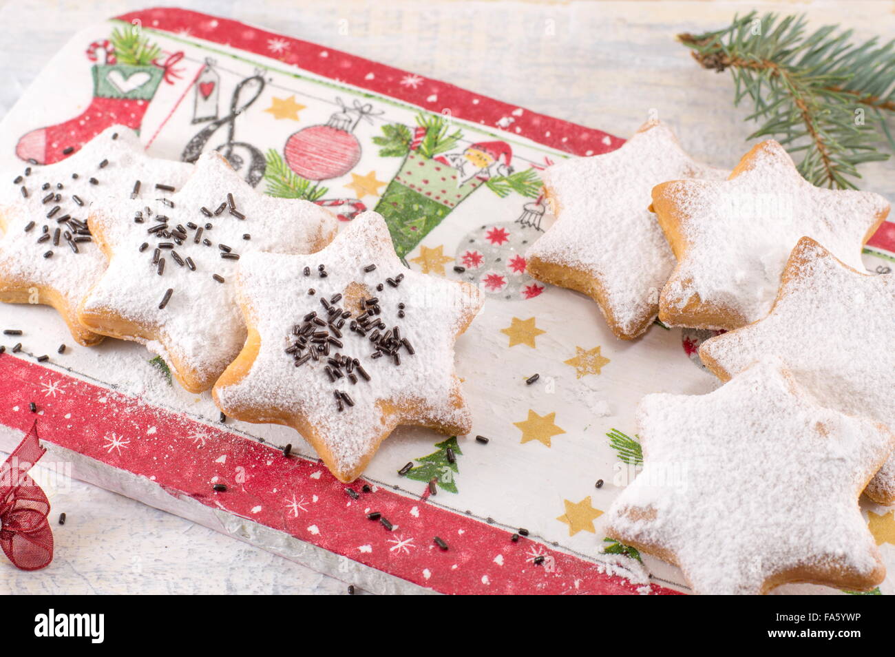 Fait à la maison et des biscuits de Noël en forme de dessert Banque D'Images
