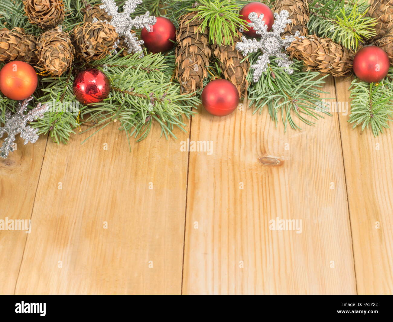 Arrière-plan de Noël avec des ornements et des sapins Banque D'Images