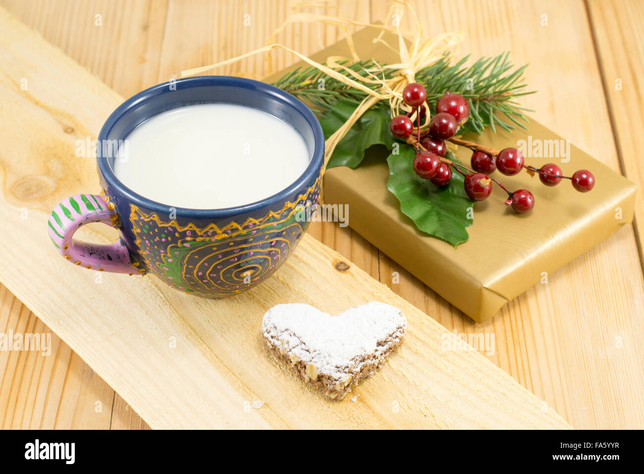 Décoration de Noël pour petit déjeuner joyeux sur fond de bois. Lait et biscuits Banque D'Images