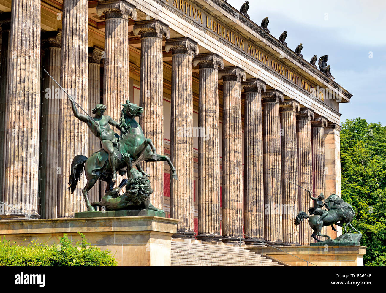 Allemagne, Berlin : entrée principale du vieux musée avec escalier, des colonnes de style néoclassique et de statues mythologiques Banque D'Images