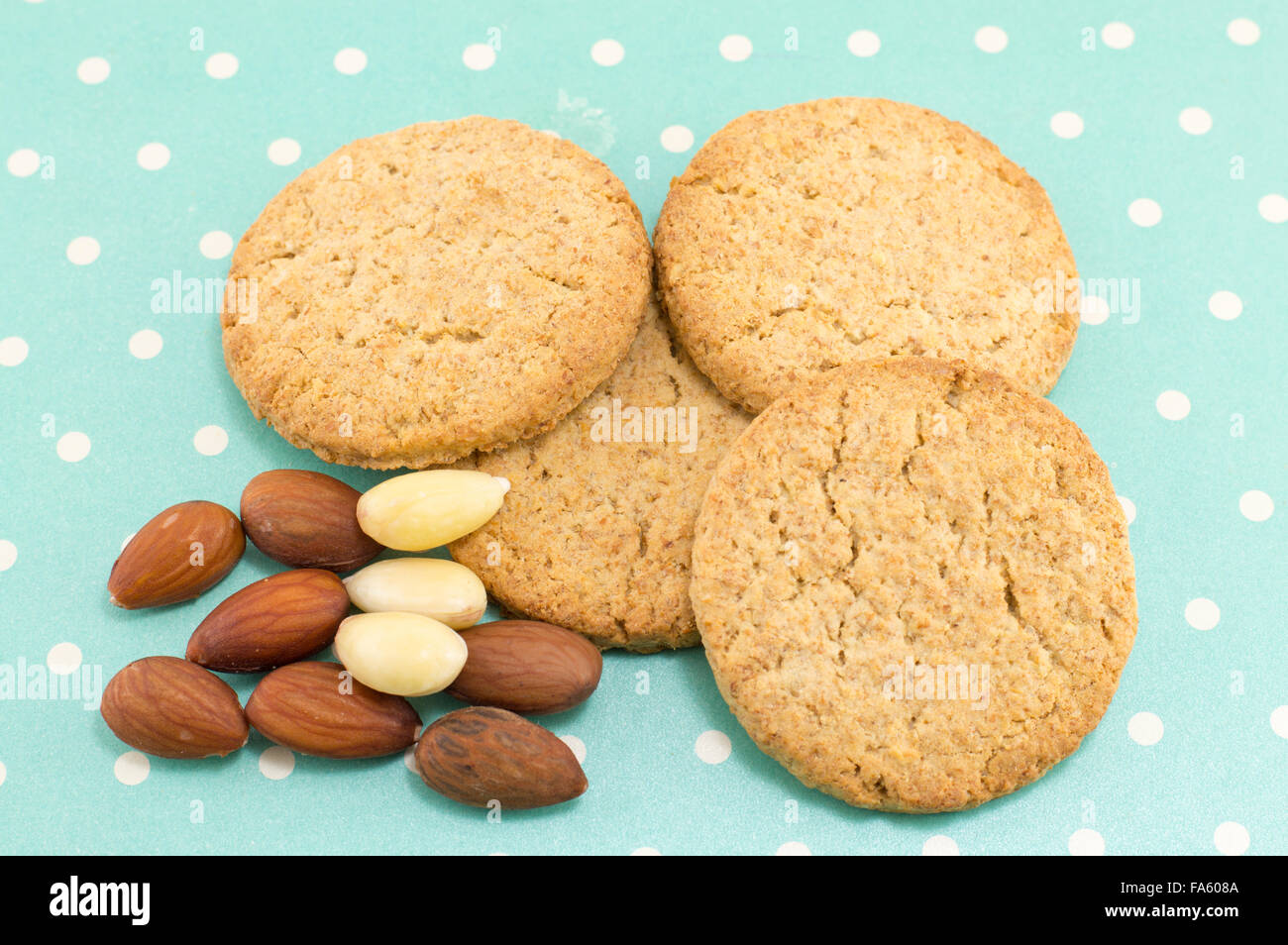 Bunch of integral cookies aux amandes sur blue dotted background Banque D'Images