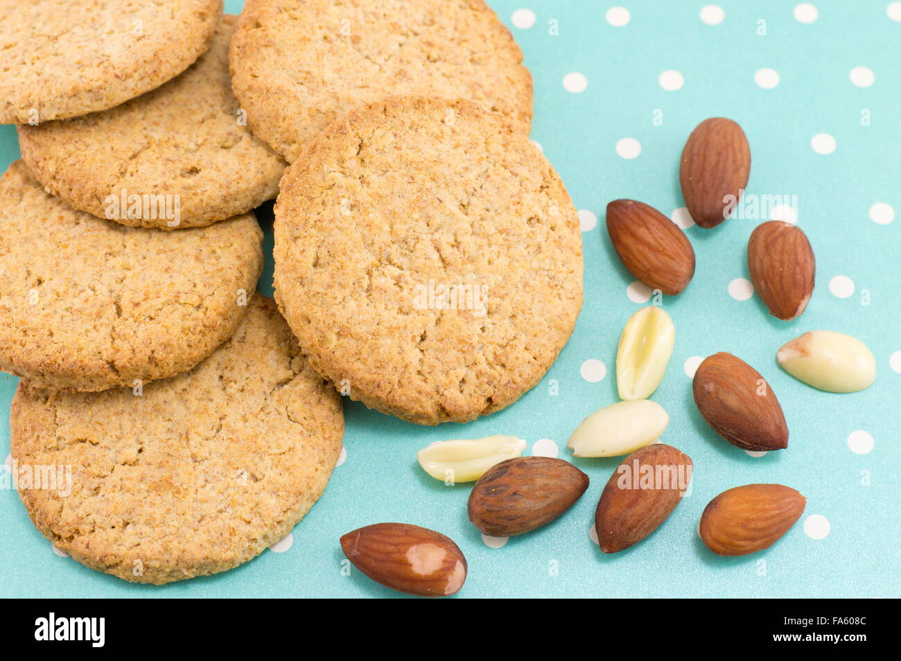 Bunch of integral cookies aux amandes sur blue dotted background Banque D'Images