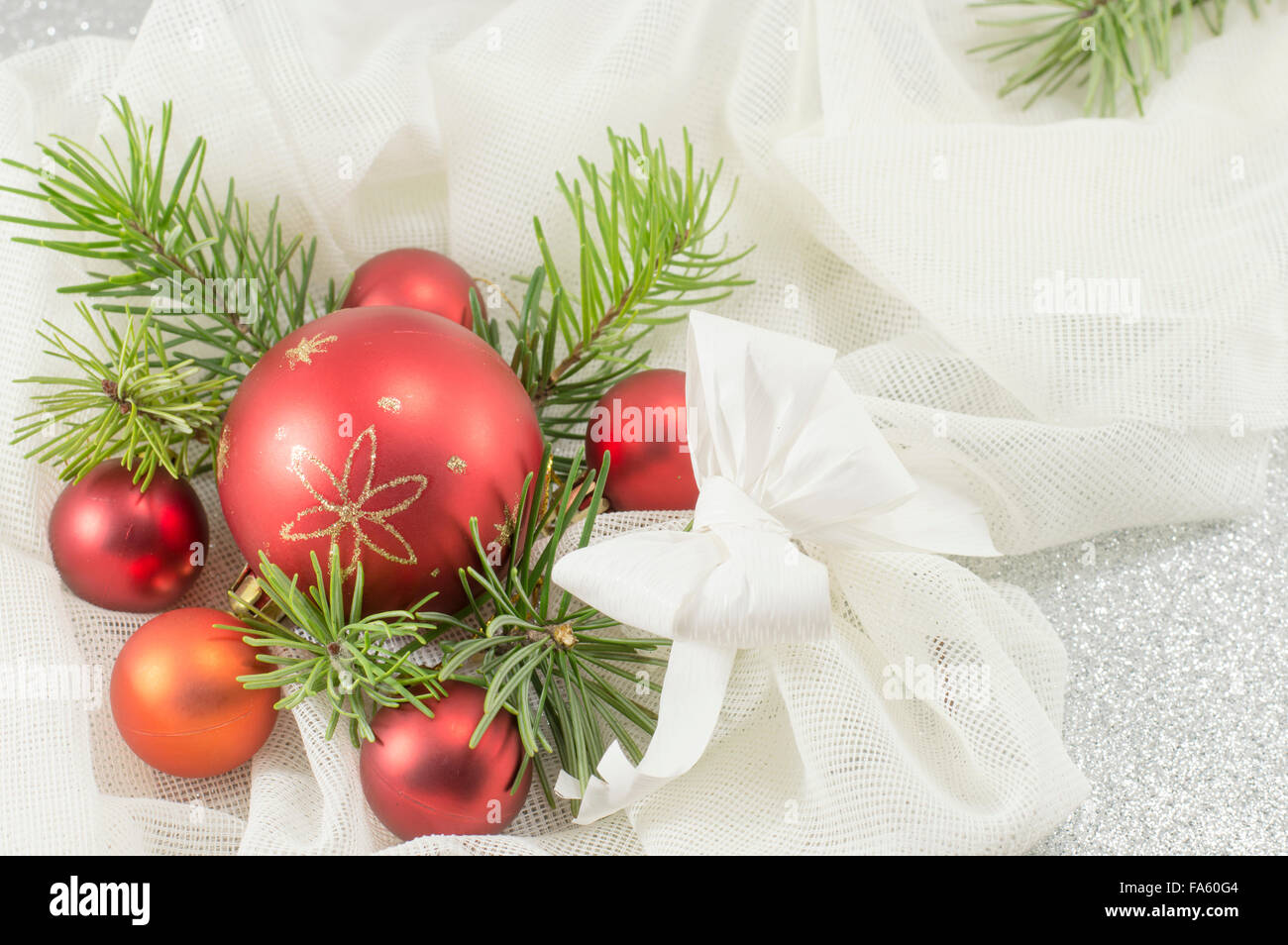 Décorations de Noël et le sapin rouge arbre branche contre fond argenté brillant Banque D'Images