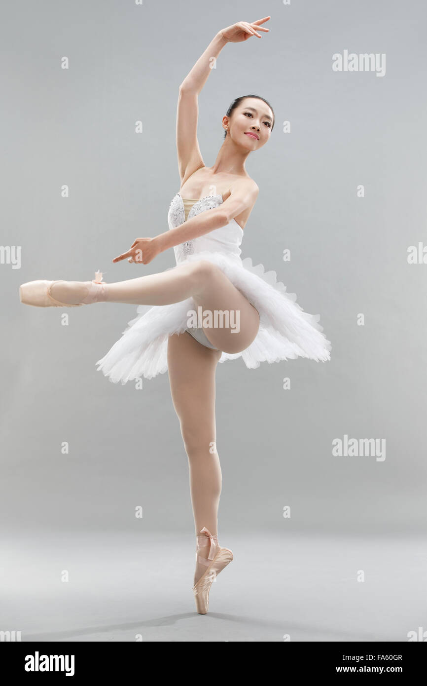 Les jeunes femmes danse ballet Banque D'Images