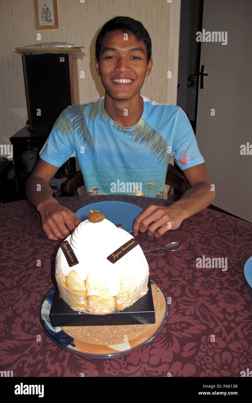 Celebrant Son Anniversaire Garcon Theo Adolescent 17 Ans Photo Stock Alamy
