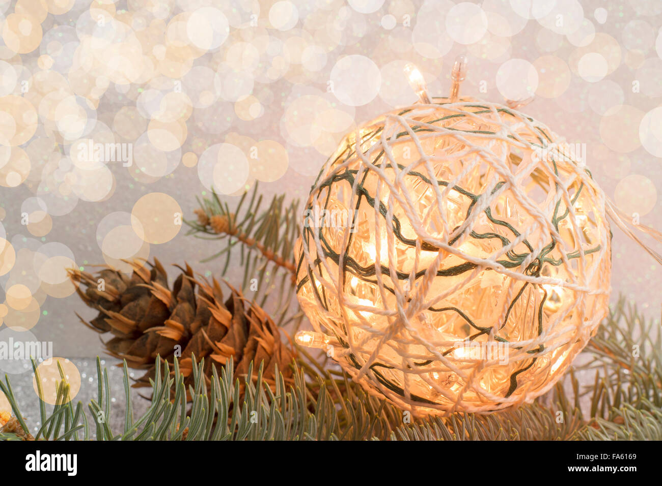 Décoration de Noël fait maison avec les ampoules et les cônes de pin Banque D'Images