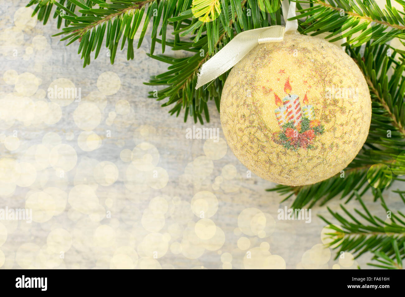 Ornement de Noël jaune Decoupage et sapin sur fond brillant Banque D'Images