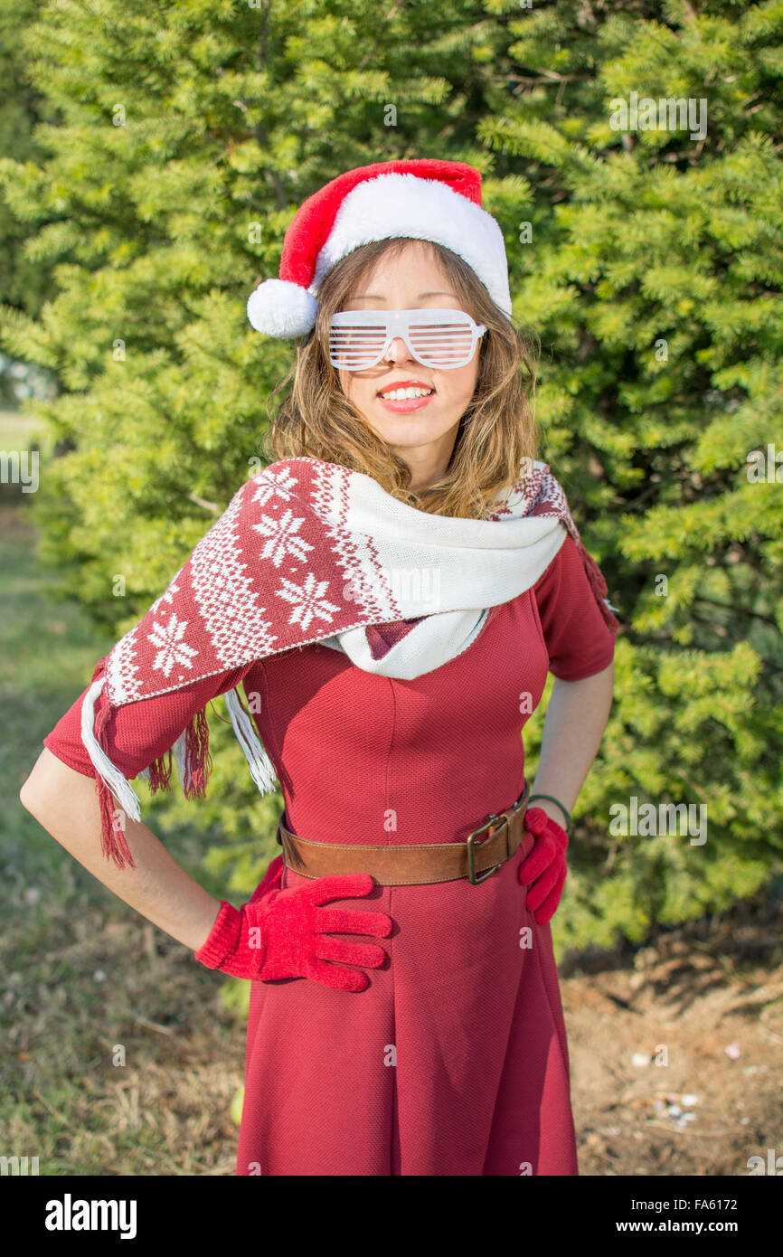 Portrait d'un quartier de Santa Claus fille avec des lunettes de parti Banque D'Images