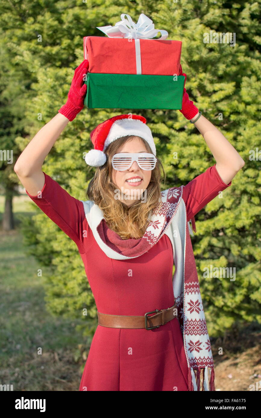 Belle fille du père Noël avec des cadeaux de Noël Banque D'Images