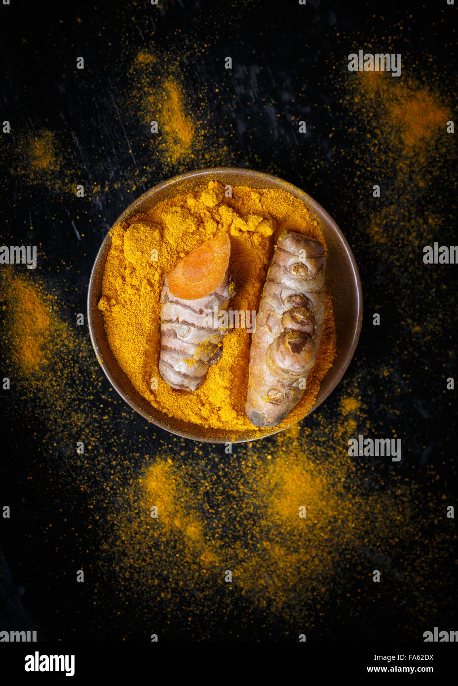 Directement au-dessus de la dose de racines turmériques et de poudre turmérique Banque D'Images