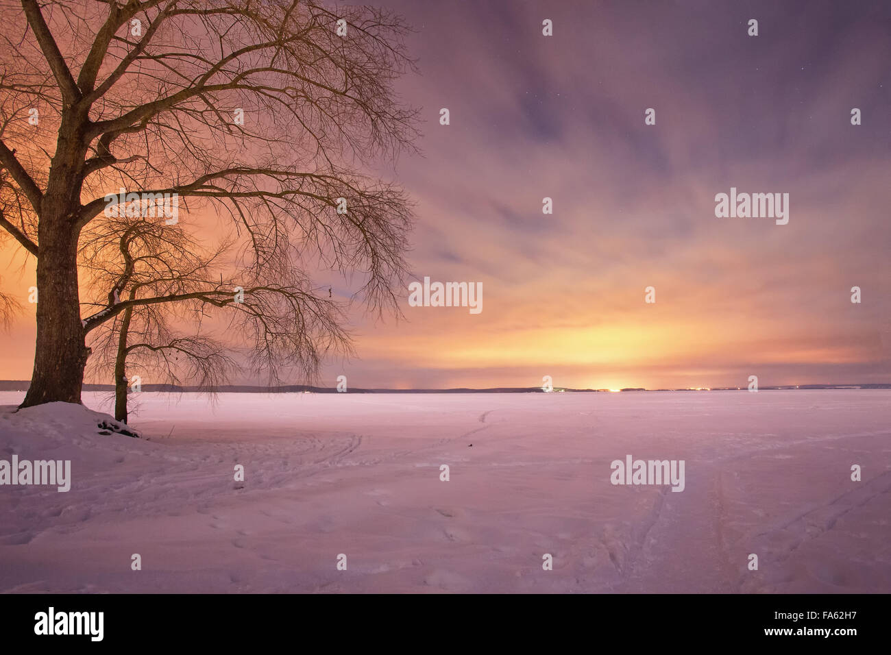 Nuit d'hiver. Lumière d'hiver de neige et de feux. Banque D'Images