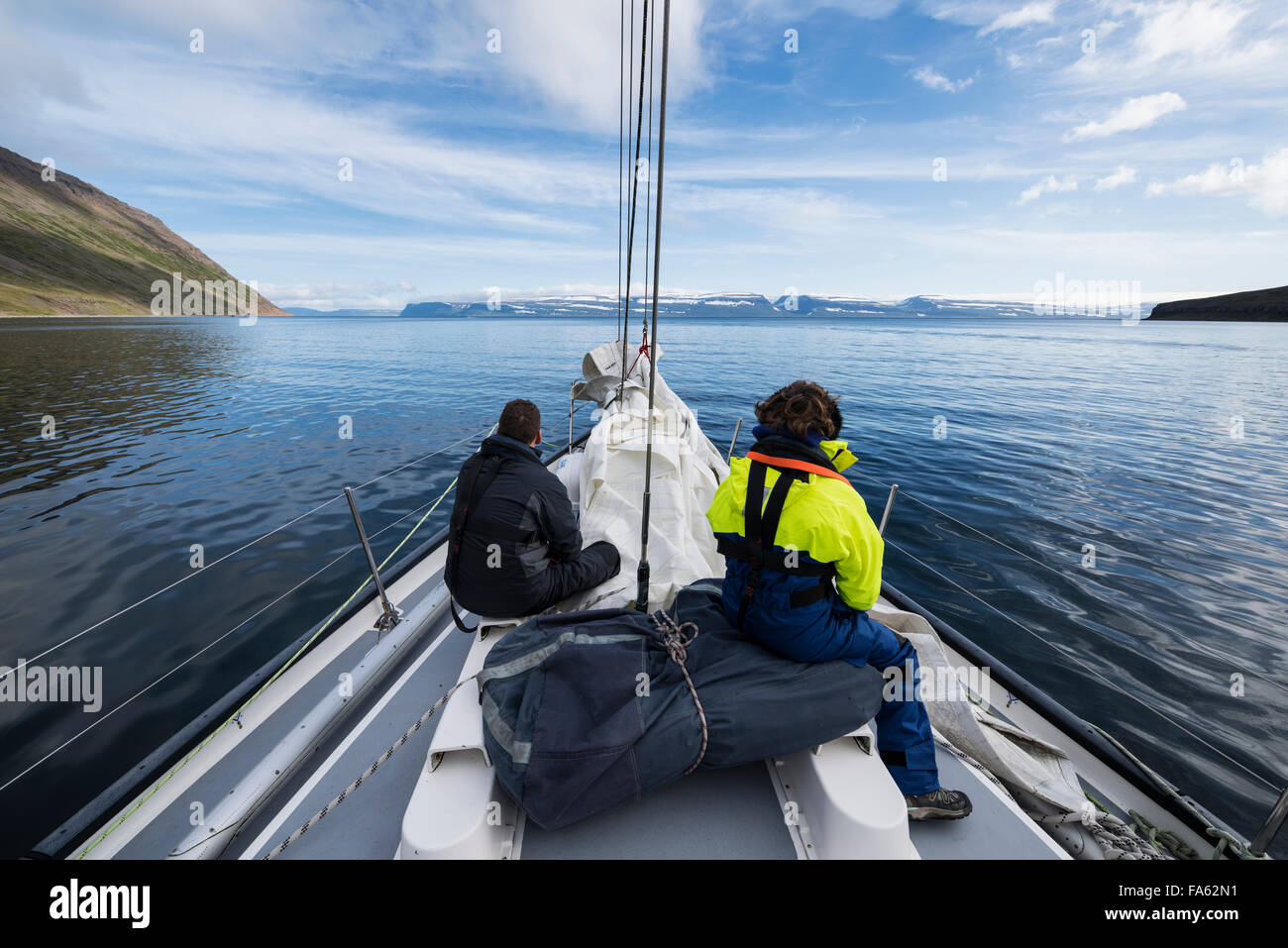 Navigation à travers le fjord calme en région Westfjords, Islande Banque D'Images