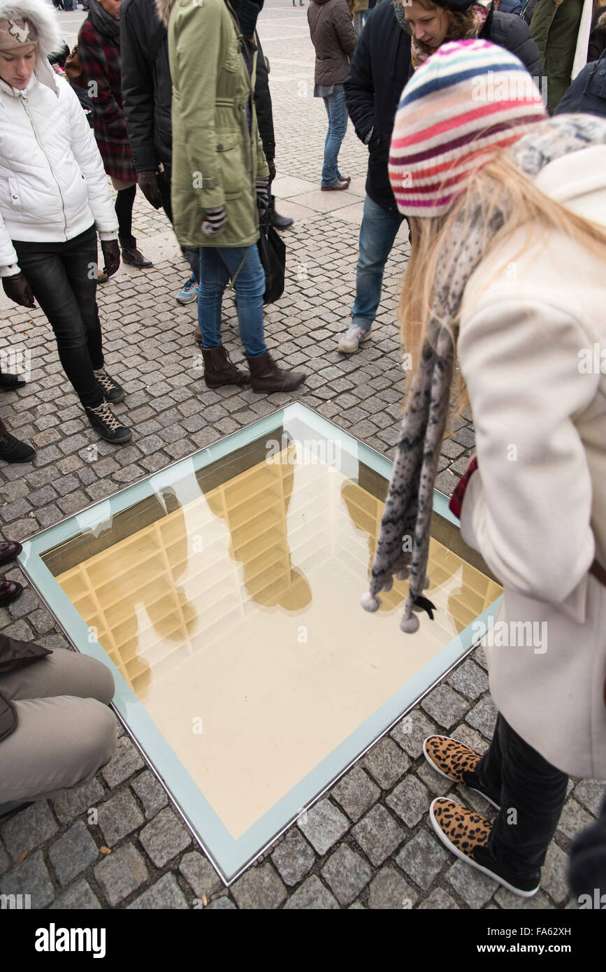 Babelplatz Bibliotek Memorial Square Berlin Micha Ullman Ferrini Banque D'Images