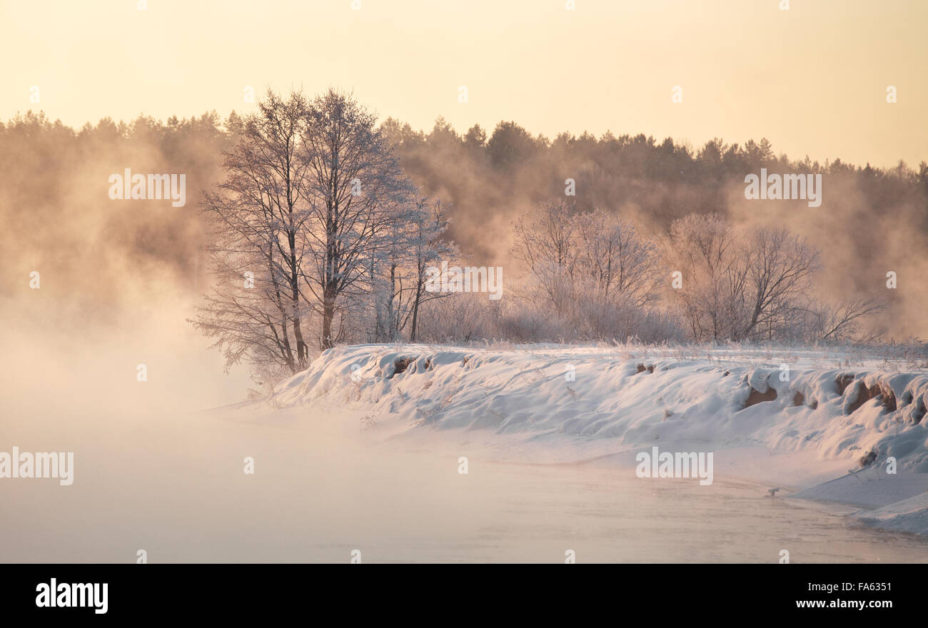 L'aube d'hiver. Brouillard lever du soleil d'hiver sur la rivière. Brume du matin d'hiver. Banque D'Images