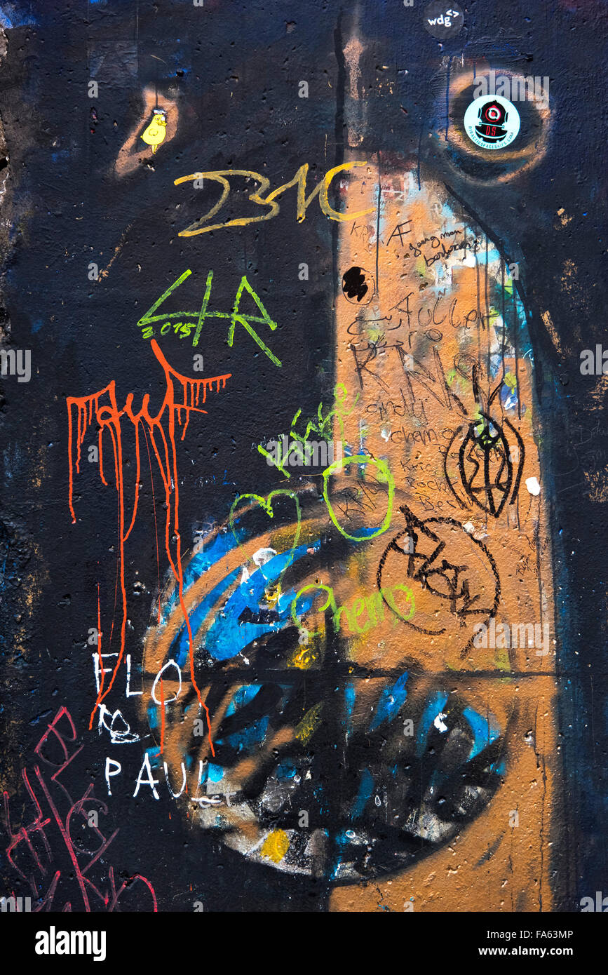 Peint des morceaux de mur de Berlin Checkpoint Charlie Banque D'Images