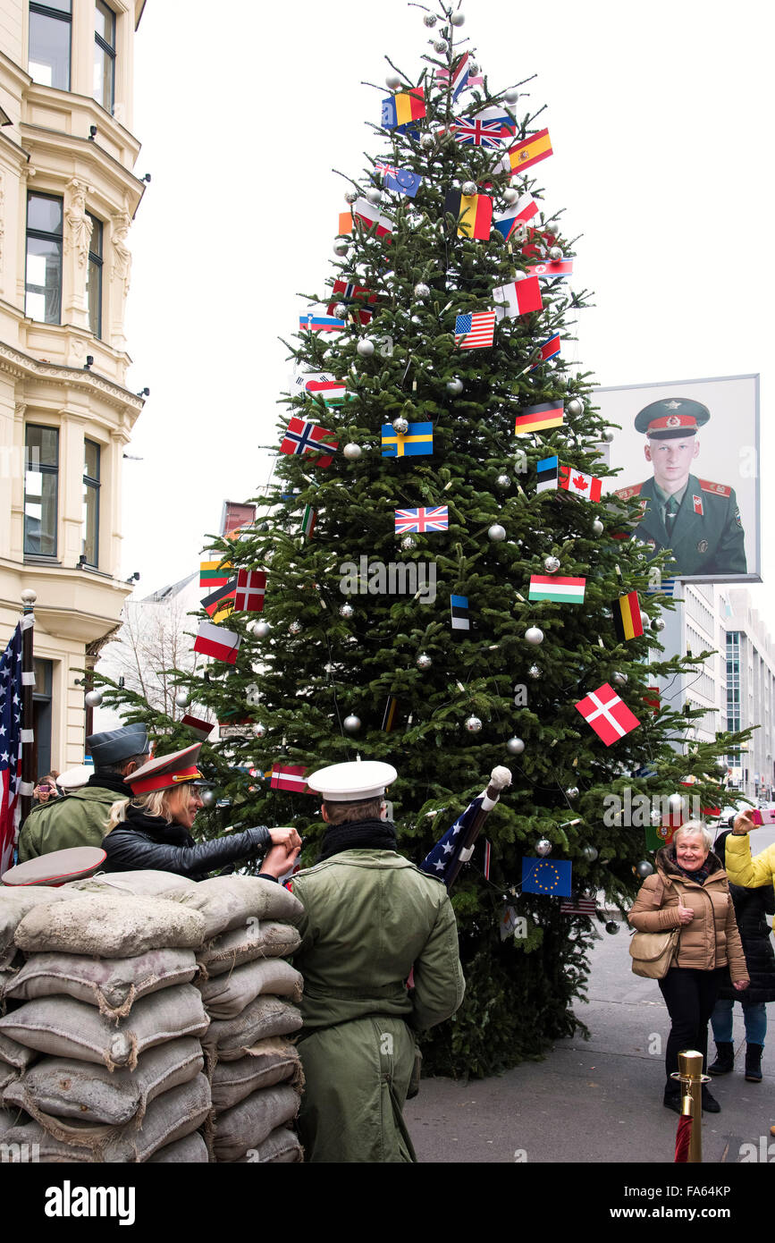 Checkpoint Charlie à Berlin Allemagne Noël Banque D'Images