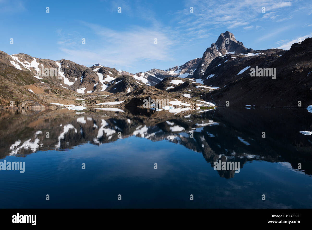 La réflexion de montagne en eau calme de Kong Oscars Havn, Tasiilaq, Groenland Banque D'Images