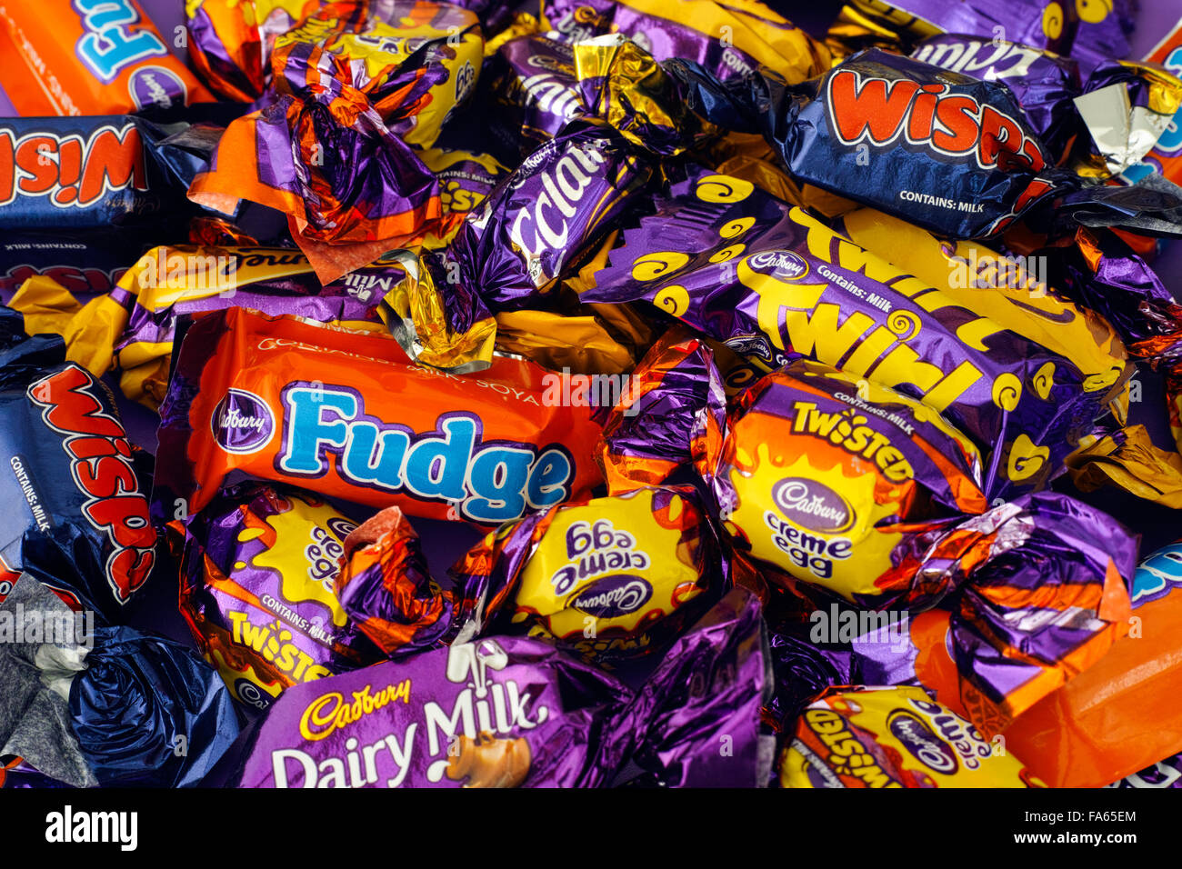 Cadbury Dairy Milk, Cadbury Dairy Milk Caramel, Wispa, Eclair, Fudge, Creme Egg tordus et virevolter candy heap. Banque D'Images