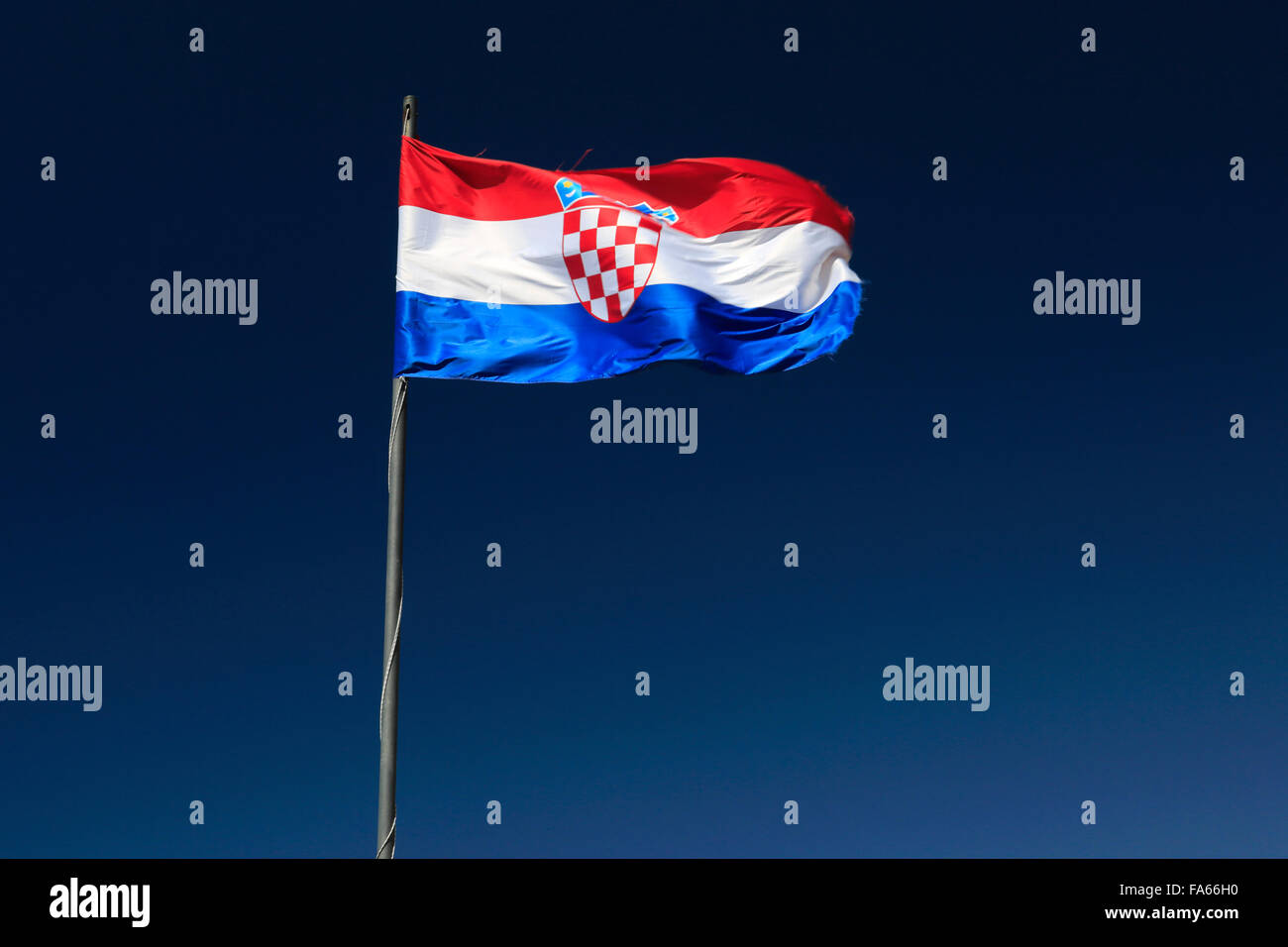 Le drapeau national croate against blue sky, Sweden, Dubrovnik-Neretva County, côte dalmate, Mer Adriatique, la Croatie, Balkan Banque D'Images