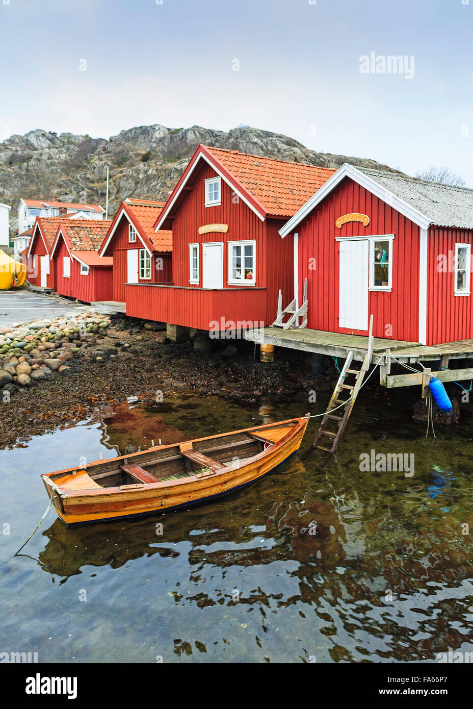Ancien et traditionnel en bois rouge scandinave les hangars à bateaux dans Rågårdsvik, Västra Götaland, Suède modèle libération : N° des biens : Non. Banque D'Images