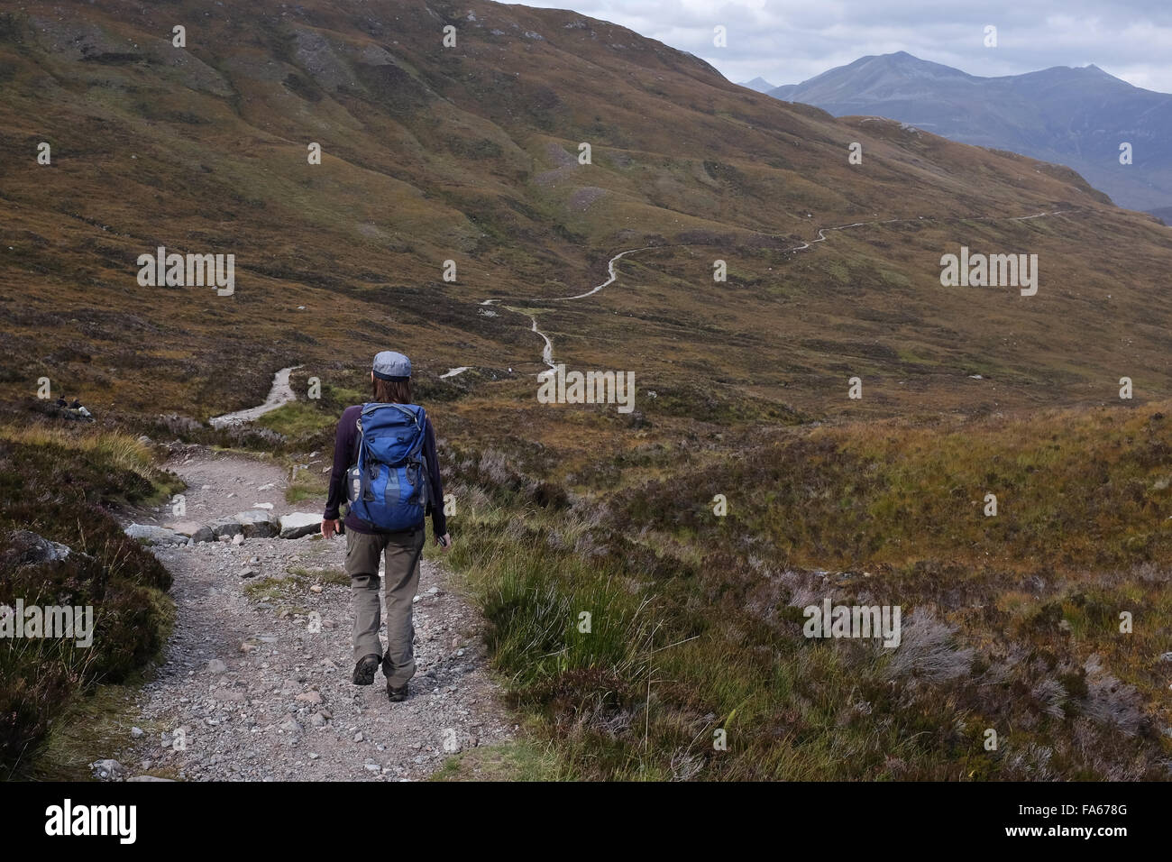 Femme marchant le long de la piste de montagne, Highlands, Écosse, Royaume-Uni Banque D'Images
