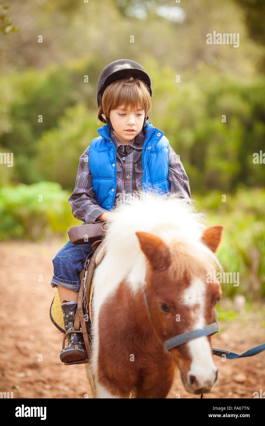 Portrait of a Boy riding pony horse Banque D'Images