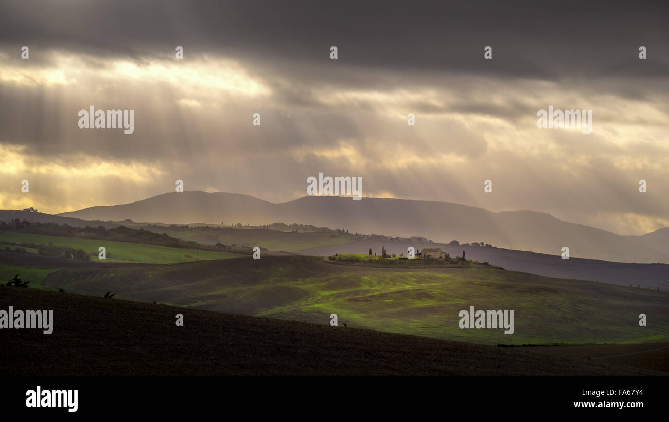 Le soleil qui rayonne à travers les nuages, Pienza, Toscane, Italie Banque D'Images